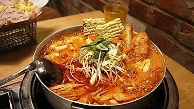 대학로 맛집, 한국인이 좋아하는 떡볶이와 피자를 한 번에 '대학로 바나바나'