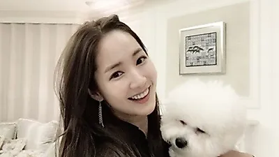 박민영, 하얀 실내에서 하얀 솜뭉치 같은 반려견과 '찰칵'