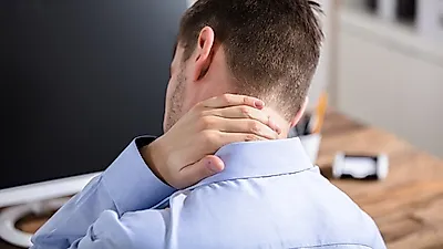바르지 않은 자세로 오래 앉아 있는 경우 생길 수 있는 목디스크