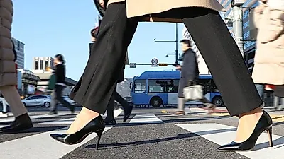 다리 붓기가 빠지지 않는다면? '하지정맥류초기증상' 의심해야...원인 알아보자