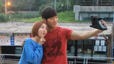 터널 최진혁, 달달 자전거 데이트 눈길 사로잡아…美女는 누구?