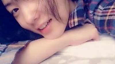 효영, 러블리한 매력발산...침대에 누워 새침한 미소