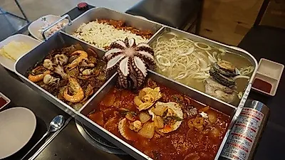 춘천 닭갈비 맛집 '닭대감이야기', 춘천 대표메뉴 닭갈비와 해산물 등 즐길 수 있어