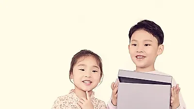 키아나엔터테인먼트, 두 아역배우의 깜찍한 파티룩 돋보인 신상 화보 공개