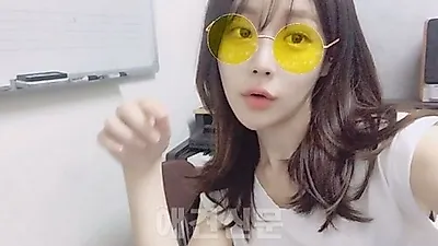 빠져들 듯 마성의매력...염유리, '동그란 노랑 안경 쓴채'