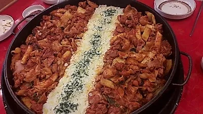강릉 여행의 매력 고조시킬 강릉경포대맛집 '솔올통나무집 닭갈비', 모짜렐라 치즈와 닭갈비 향연