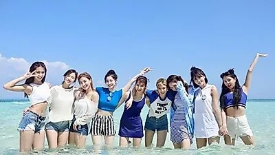 [스타☆톡] 트와이스 정연 눈물에 엇갈린 반응...'돈 많이 벌었잖아' VS '아이돌도 사람이다'
