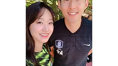 주시은 아나운서, 동갑내기 손흥민과 다정한 셀카.. "주바페가 만난 사람" 유니폼으로도 가려지지 않는 몸매