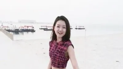 자체발광 오피스 고아성, 한 손에 잡힐듯 한 군살 없는 잘록한 허리 '감탄'
