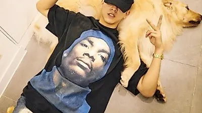 이정신 반려견 심바 베고 누워 '찰칵'