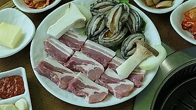 [천지연폭포 맛집] 서귀포 흑돼지 맛집 '우와돈이다', 흑돼지활전복 오징어세트 제공