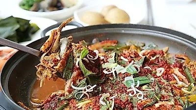 봄철 미각 깨우는 부산 기장 여행, 대변항 멸치회 맛집 '이화장횟집' 탐방