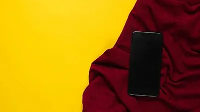 [핸드폰꿀TIP]  물에 빠져 고장난  '스마트폰'  어떻게 대처할까?… 서비스센터 방문 전 해야할 것은?