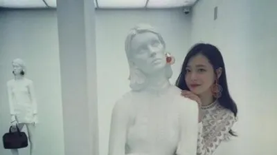 설리, 순백의 시스루 드레스..'마네킹 몸매의 정석'
