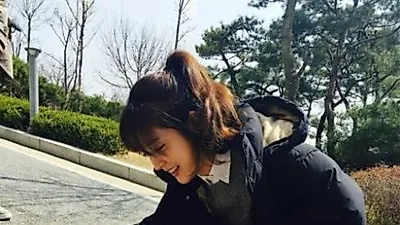 성유리, 촬영장 고양이와 찰칵 "쓰담쓰담 귀여워요"