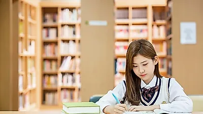 [생활꿀팁]   무심코 취한 독서 자세   '척추손상'   일어나…'북스탠드'   활용해 편한 각도에서 책 읽자