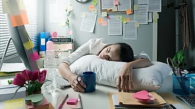 잦은 야근으로 지쳤다면 피로회복제 추천...에너지 드링크 과용은 몸에 해로워