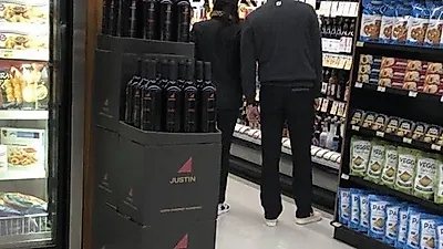 "현빈·손예진 모자 눌러썼지만 누가봐도 맞네" …현빈·손예진  해외 마트 장보는 사진 퍼져 나이는?