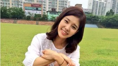 완벽한 아내 임세미, 부러질 듯한 늘씬...잔디밭에 앉아 젓가락각선미