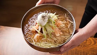 부산의 향토음식인 밀면과 냉면의 차이는?