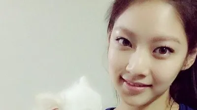 공승연, 흰둥이 안고 화사하게 '찰칵'