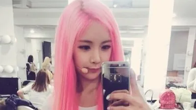 조현영, '굴욕없는 S라인 복근...핑크빛 생머리 인상적'