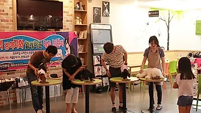 사람이 개 사료를 먹는 이색이벤트 열려