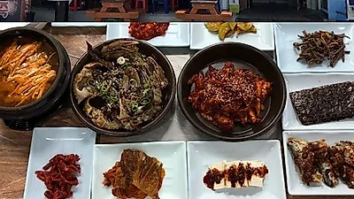 전북 부안으로 떠나는 식도락 여행…100년 간 대를 이어온 맛, 부안 변산반도 맛집 '모자 게장'