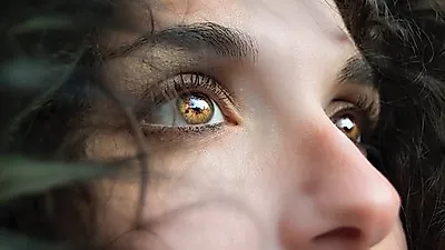 눈이 뻑뻑해졌을 때  병원가기 미루면  각막 손상 불러…  자가진단법 통한 예방 필수