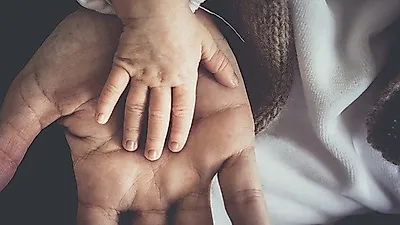 아버지 육아휴직 보너스제,  첫 3달간 지원금액 대폭 상승…고용불안은 어떻게 해결하나