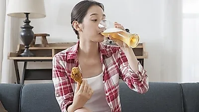 유통업계, 'YOLO'족 잡아라