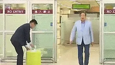 무심한 듯 휙 김무성 캐리어 노룩패스...'신기하다 vs 태연하다?' 논란