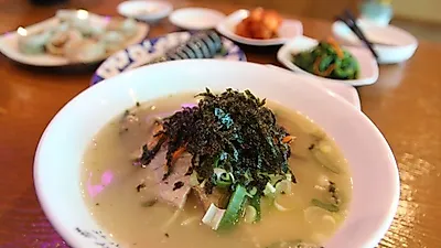 서귀포 쇠소깍 이색 아침식사 맛집 ... '위미항면카페', 고기국수 명소로 알려져
