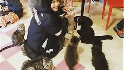 선우선, 귀여운 고양이들 사이에서 '행복한 미소'