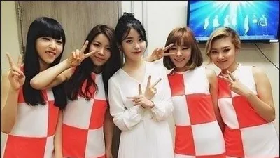 '아이유와 다정하게 찰칵...마마무, '꿈만 같아'