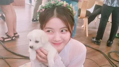 김유정, 흰둥이 안고 고운 한복 자태 과시 '남심저격'