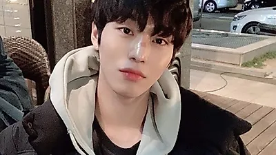 안효섭, '남주혁 닮은꼴' 외모 자랑하며 훈훈 근황 대방출 "돌담에서 만나요"