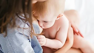 모유수유시 유두 통증이 발생한다면 젖 물리기 자세를 바꿔보자
