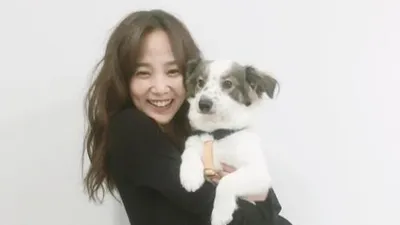 윤승아, 사랑스러운 강아지 피트 안고 '찰칵'