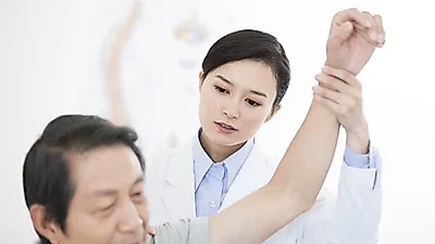 [건강라이프]   "당뇨 및 고혈압도 치료해"   도수치료, 효과는?…휘어진 골반 바로 잡아줘