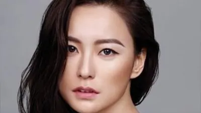 윤여정 이서진 정유미, 오프숄더로 뽐낸 고혹미 '눈길'...이 정도 일 줄