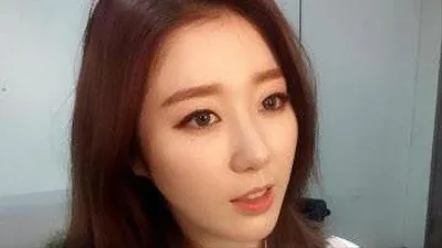 나비, '굴곡몸매 과시...화이트 시스루 드레스 입고'