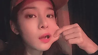 '야간개장' 설인아, 럽스타그램 상대는 줄리? 과거 글래머 몸매로 남자교복 입은 '사연'