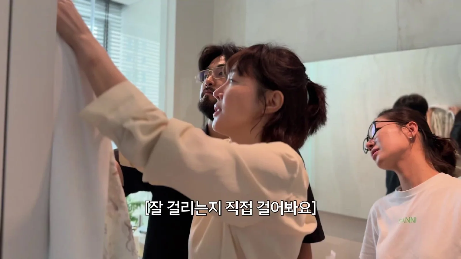 엄지원, 이사 후 인테리어 최종 점검… "가구는 많이 보는 게 중요"