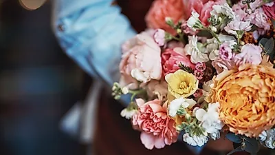 En lugar de flores secas, los 'ramos de caramelos' son tendencia para festivales de talentos y graduaciones
