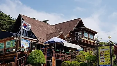 서해안 안면도 여행지와 안면도맛집 '딴뚝통나무집식당'