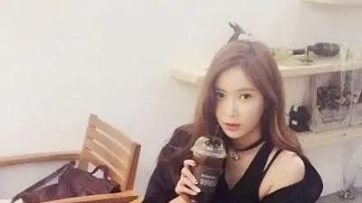 임수향, 어깨 드러낸 채 매력 발산 '아메리카노의 유혹?'
