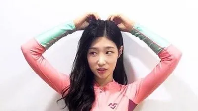 인생술집 정채연, 놀라운 한 줌 허리 '눈길'...래시가드 자태 보니?