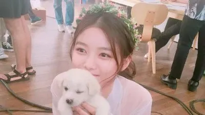 김유정, 반쯤 눈 감은 강아지 안고 하얀 청순가련 한복 자태