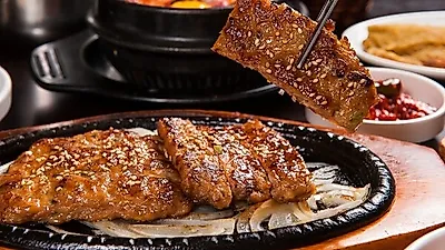 '생생정보' 오늘방송맛집, '겉바속촉' 담양 왕주먹 떡갈비부터 족발까지.. 식감 살리는 비결은?